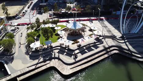 Perth-CBD---Vista-Aérea-Sobre-El-Carrusel-En-Elizabeth-Quay