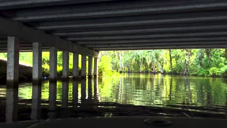 Boot-Fährt-Unter-Brücke-Hindurch,-POV,-Flussabwärts_iPhone-Pro-12-Max_4k30fps