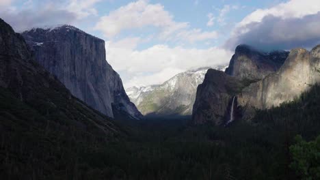 Timelapse-of-Tunnel-View-in-Yosemite-National-Park