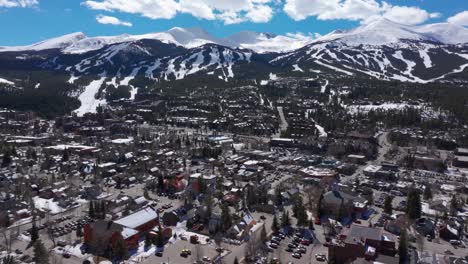 Drohnenaufnahme-Mit-Schwenk-Nach-Oben-Und-Enthüllung-Der-Skipisten-Des-Breckenridge-Resorts-Im-Winter