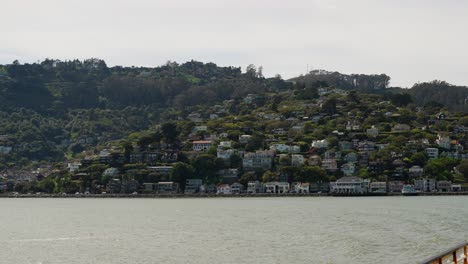 Homes-on-the-hillside-in-the-San-Francisco-Bay,-California