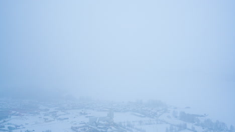 Timelapse-De-Niebla-Que-Cubre-El-Distrito-Arabianranta-De-Helsinki,-Día-De-Invierno