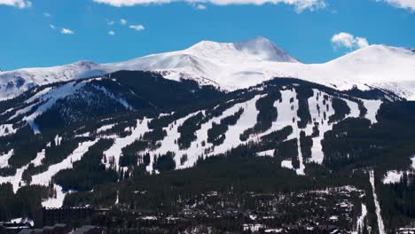 Drone-shot-of-snow-covered-mountains-in-Breckenridge,-Colorado