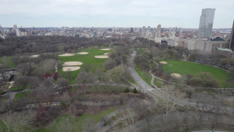 Central-Park-The-Great-Lawn,-Canchas-De-Golf,-East-Meadow-En-La-Ciudad-De-Nueva-York,-Descripción-Aérea