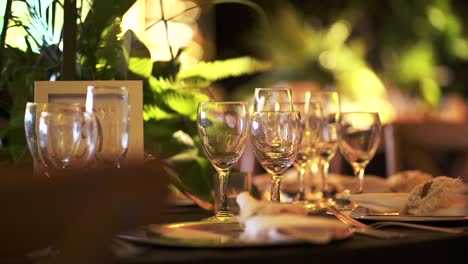 Drink-glasses-on-the-table-for-a-wedding-reception