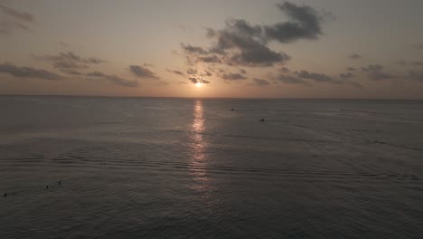 Turistas-Nadando-Y-Practicando-Jet-Ski-Cerca-De-Michamvi-Sunset-Bay-Resort-En-Zanzíbar,-Tanzania