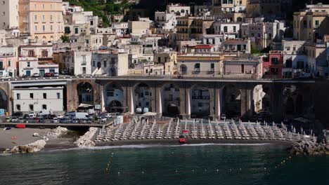 Motociclista-Conduciendo-Por-Atrani,-Costa-De-Amalfi-En-Un-Hermoso-Día-De-Verano