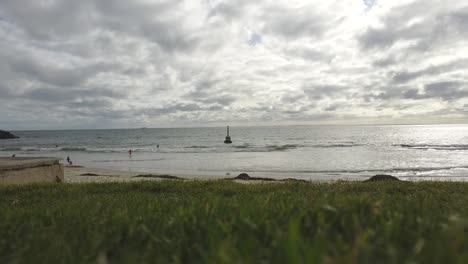 Overcast-day-from-grass-looking-to-Cottesloe-Beach,-Perth,-Western-Australia