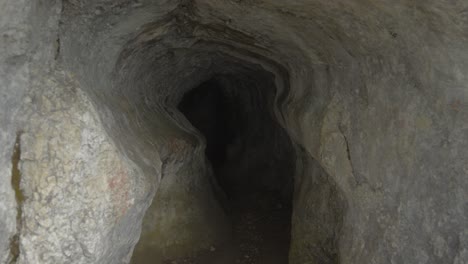 Complejo-De-Entrada-A-La-Cueva-Vacío-Natural-En-El-Suelo,-Montaña-Mont-Revant,-Francia