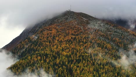 Temperamental-Niebla-Alpes-Suizos-Pico-Saastal-Saas-Fee-Suiza-Aéreo-Zumbido-Brumoso-Nublado-Lluvioso-Alerce-Bosque-Hermoso-Otoño-Otoño-Alpes-Suizos-Picos-De-Las-Montañas-Valle-Glaciar-Zermatt-El-Cervino-Círculo-Izquierdo