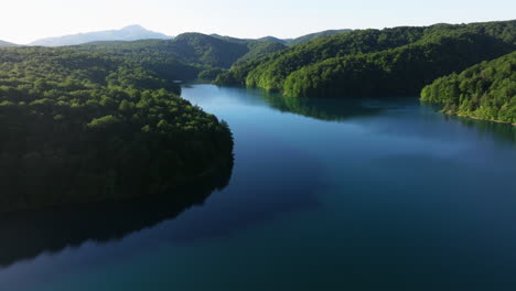 Serenidad-Sobre-Montañas-Boscosas-Y-Lagos-Del-Parque-Nacional-De-Los-Lagos-De-Plitvice-En-Croacia