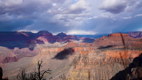 Zeitraffer-Im-Grand-Canyon,-Bevor-Ein-Sturm-Mit-Dunklen-Wolken-Aufzieht