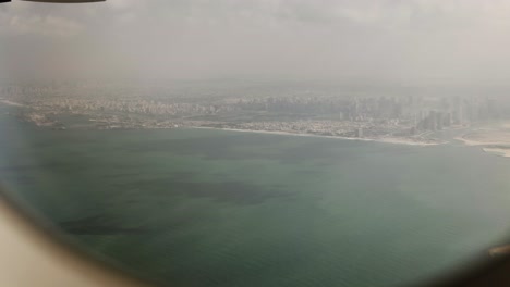 Vista-Aérea-Desde-El-Avión-De-Nubes,-Océano,-Cielo-Nublado-Sobre-Dubai