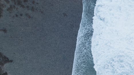 Drone-En-Cámara-Lenta-De-Arriba-Hacia-Abajo-De-La-Acción-De-Las-Olas-Durante-La-Marea-Baja-Sobre-Arrecifes-De-Coral-Y-Rocas-En-La-Playa-De-Nyang-Nyang,-Bali,-Uluwatu-Indonesia