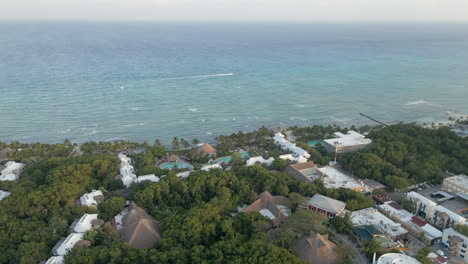 Drone-Empuja-Sobre-Resort-En-Playa-Del-Carmen,-México