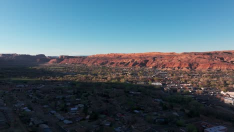 Sonnenuntergangs-Drohnenaufnahme,-Die-Langsam-über-Die-Innenstadt-Von-Moab,-Utah-Schwenkt