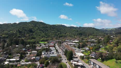 Un-Dron-De-Retroceso-Disparó-Sobre-El-Centro-De-Fairfax,-California,-En-Un-Día-Soleado