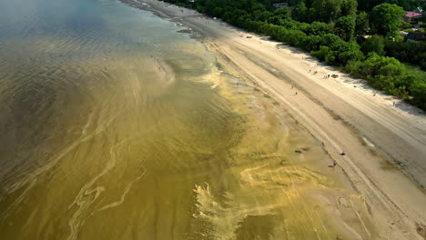 Olas-Tranquilas-En-Aguas-Poco-Profundas-En-La-Playa---Disparo-Aéreo-De-Drones