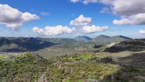 Drohnen-Zeitraffer-über-Einem-Grünen-Bergtal-Mit-Vorbeiziehenden-Wolken