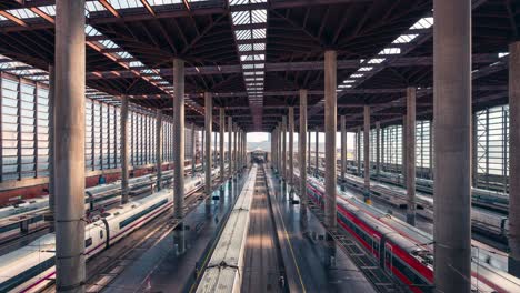 Bahnsteige-Des-Bahnhofs-Atocha-In-Madrid-An-Sonnigen-Tagen-Hochgeschwindigkeitszüge-Auf-Der-Strecke
