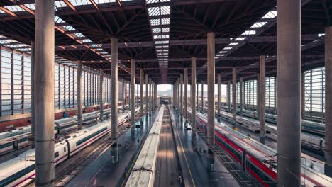 Andenes-De-La-Estación-De-Tren-De-Atocha-En-Madrid-Durante-El-Día-Soleado-Trenes-De-Alta-Velocidad-En-La-Vía