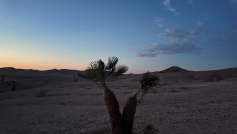 Cielo-Despejado-Del-Desierto-De-Agafay,-Puesta-De-Sol-De-Hora-Dorada,-Naturaleza-Cerca-De-Marrakech,-Marruecos