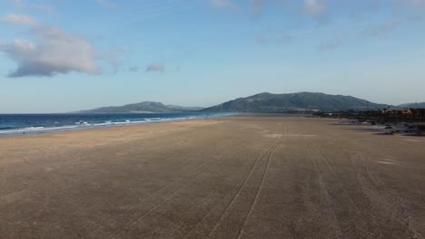 La-Belleza-De-Las-Playas-De-Tarifa-Ubicadas-En-La-Región-De-Andalucía-De-España-Es-Un-Destino-Popular-Para-Practicar-Windsurf-Y-Kitesurf,-Pero-Sus-Playas-Ofrecen-Algo-Para-Todos.