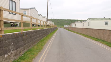 Brean-Down-Caravan-Park-En-El-Condado-De-Somerset,-Inglaterra,-Carretera-Vacía,-Día-Nublado,-Sereno-Y-Tranquilo