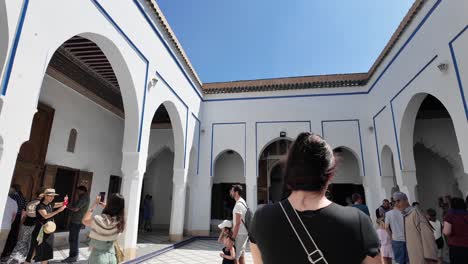 Turista-En-Marruecos-Riad-En-Marrakech,-Visitante-De-Destino-De-Viaje-En-Museo