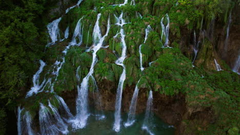 Impresionantes-Cascadas-Del-Parque-Nacional-De-Los-Lagos-De-Plitvice-En-Croacia