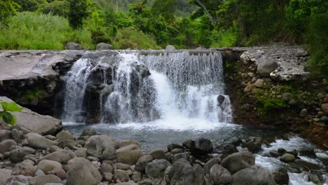 Espectacular-Cascada-En-El-Estanque-Del-Valle-Feliz