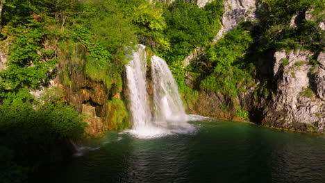 Malerische-Landschaft-Mit-Wasserfällen-Im-Nationalpark-Plitvicer-Seen,-Kroatien