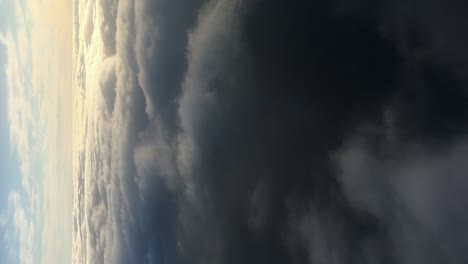 Aufnahme-Aus-Einem-Flugzeugfenster-Des-Himmels-über-Einer-Wolkenlandschaft