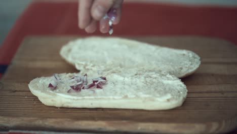 Sandwich-Machen,-Zwiebelgewürz-Auf-Weißbrottoast,-Zeitlupe-120 fps