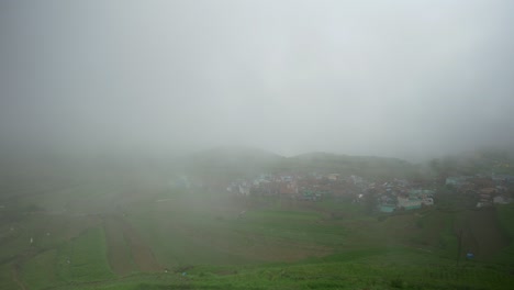 Pueblo-Rural-Tradicional-Poombarai-Cubierto-De-Nubes-En-Las-Colinas-De-Kodai