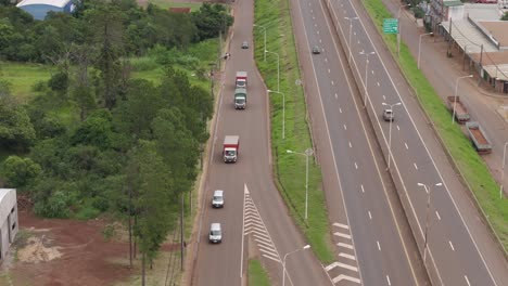 Toma-Aérea-Detallada-De-La-Red-De-Transporte-En-Posadas,-Misiones,-Argentina,-Mostrando-Colectoras-Y-Vías-Principales-En-Un-Entorno-Urbano-Vibrante.