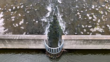 Compuerta-Contra-Inundaciones-Para-Ayudar-A-Reducir-Los-Riesgos-De-Inundación-Durante-Fuertes-Lluvias,-Inundaciones-Repentinas-Y-Condiciones-Climáticas-Extremas-A-Lo-Largo-Del-Arroyo-Iao,-Wailuku,-Maui,-Hawai