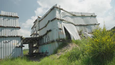 Langsames-Schwenken-Nach-Links-Enthüllt-Seltsame,-Geheimnisvolle-Struktur,-Verlassener-Ort