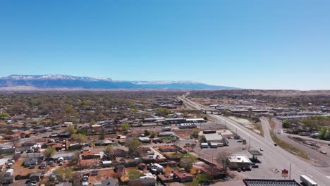 Disparo-De-Un-Dron-Volando-Desde-Grand-Junction,-Colorado-Y-Bajando-Por-La-I-70