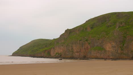 The-sandy-beach-in-front-of-Brean-Down-on-the-Somerset-coast-in-Great-Britain