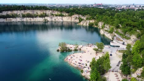 Lago-Zakrzowek-Con-Agua-Turquesa-En-Cracovia,-Polonia---Toma-Aérea-Con-Drones