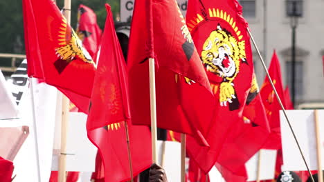 Banderas-Rojas-Nacionales-Tamil-Eelam-Ondean-En-El-Viento-Durante-Una-Protesta-Que-Conmemora-El-15º-Aniversario-De-La-Muerte-Del-Líder-Rebelde-Del-Tigre-Tamil-Velupillai-Prabhakaran