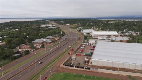 Majestuosa-Vista-Aérea-Del-Paisaje-Vial-En-Posadas,-Misiones,-Argentina,-Capturada-Por-Un-Dron-Orbitando-Sobre-Los-Colectores-Y-Las-Carreteras