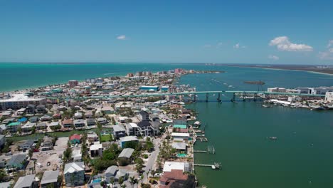 Un-Dron-Disparó-Alto-Sobre-El-Puente-De-La-Playa-De-Fort-Myers-En-Un-Día-Soleado