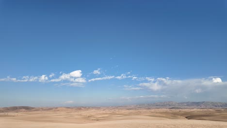 Klarer-Himmel-Mit-Wolken-über-Der-Agafay-Wüste,-Trockenem-Landsand-In-Marokko,-Afrika