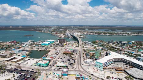 Colorida-Y-Pintoresca-Toma-De-Drones-Del-Puente-De-Fort-Myers-En-Un-Día-Ajetreado