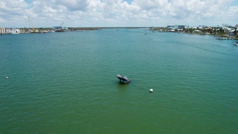 Ein-Gesunkenes-Boot-Nach-Einem-Hurrikan-In-Florida