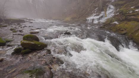 Impresionante-Arroyo-Cubierto-De-Musgo-En-Las-Montañas-Catskill,-En-Un-Día-Mágico-Y-Atmosférico,-A-Finales-Del-Invierno