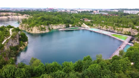 Embalse-Y-Piscina-De-Zakrzowek-En-Cracovia,-Polonia---Toma-Aérea-Con-Drones