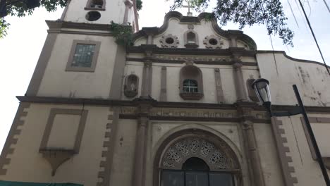 Historic-Church-of-Santa-Ana-in-Casco-Viejo,-Panama-City-with-detailed-facade